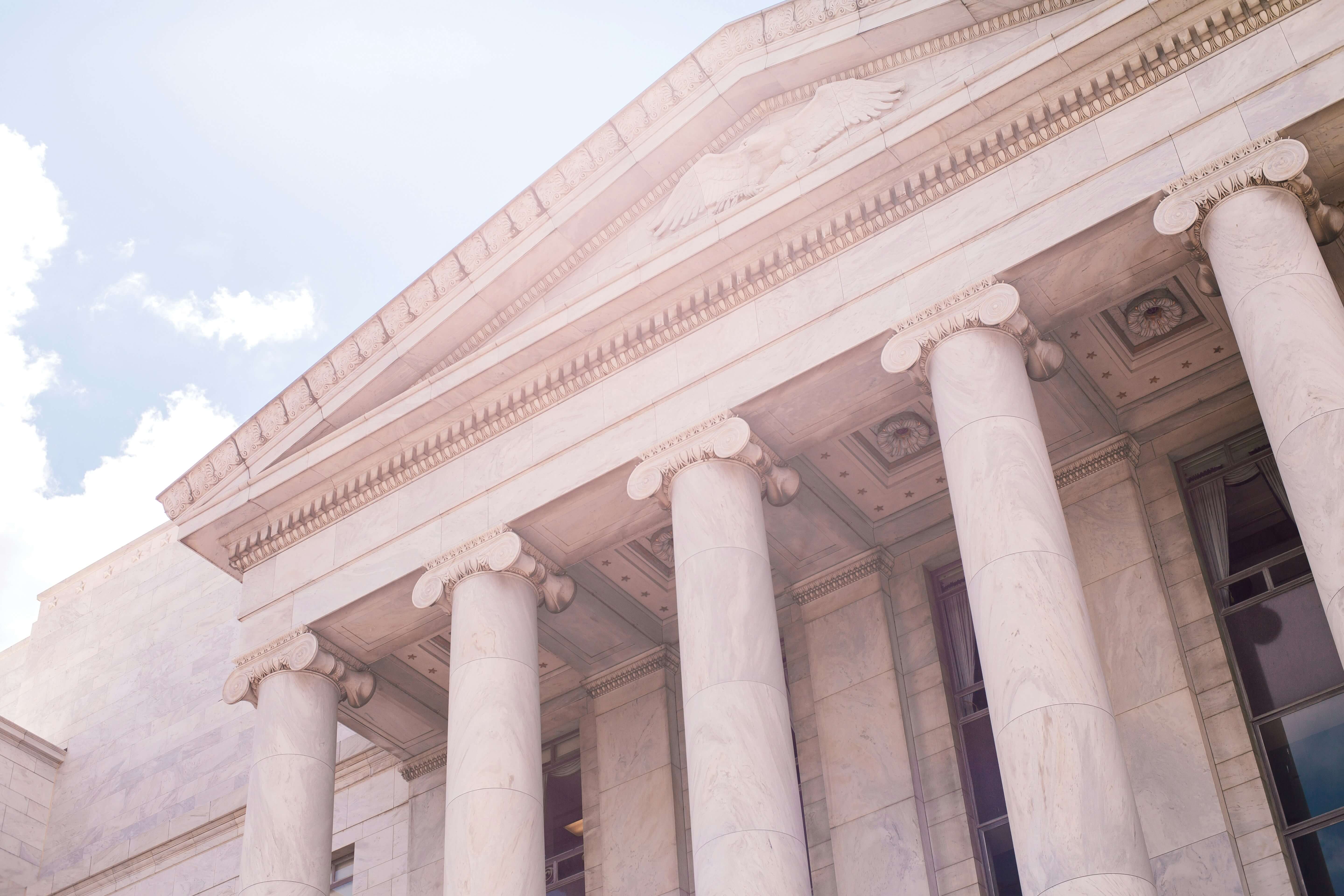 A government building with large pillars in the front of it.